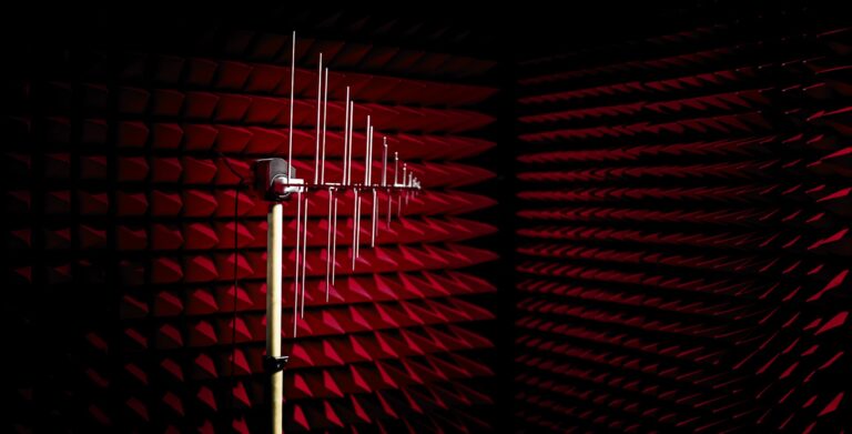 Antenne de mesure installée dans la chambre anéchoïque d’Hortus Technologies, murs recouverts de mousses absorbantes rouges