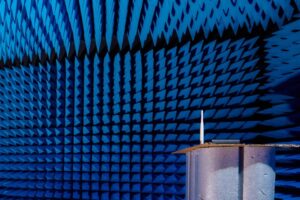 Détail du support d’échantillon dans la chambre anéchoïque, entouré de mousses absorbantes bleues